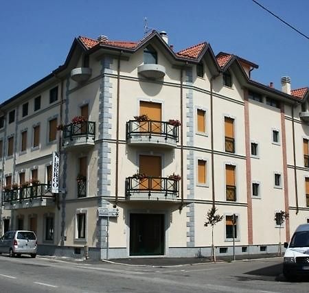 Locanda Sant'Ambrogio Cislago Exteriér fotografie